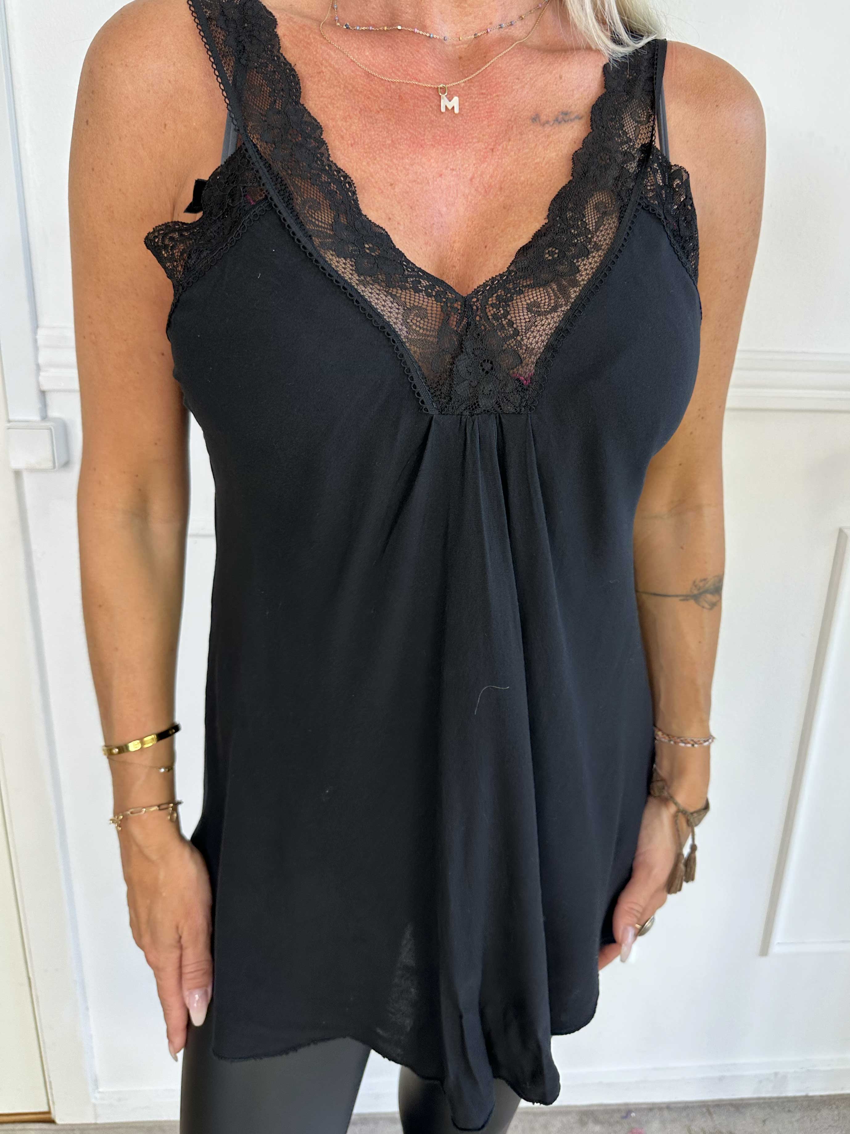 Mariana - Topp i viskos med spetsband